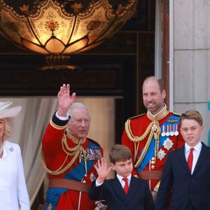 Le prince Edward, duc d'Edimbourg, Le roi Charles III d'Angleterre et Camilla Parker Bowles, reine consort d'Angleterre, Le prince Louis de Galles, Le prince George de Galles, Le prince William, prince de Galles, Catherine (Kate) Middleton, princesse de Galles, La princesse Charlotte de Galles - Les membres de la famille royale britannique au balcon de Buckingham Palace lors de la cérémonie Trooping the Colour à Londres, le 14 juin 2025. Affecté par le crash du Boeing 787 Dreamliner à Ahmedabad du 12 juin, le souverain et les officiels porteront un brassard noir en hommage aux plus de 270 victimes. Bon nombre d'elles étaient des ressortissants britanniques.
© Mirrorpix / Bestimage