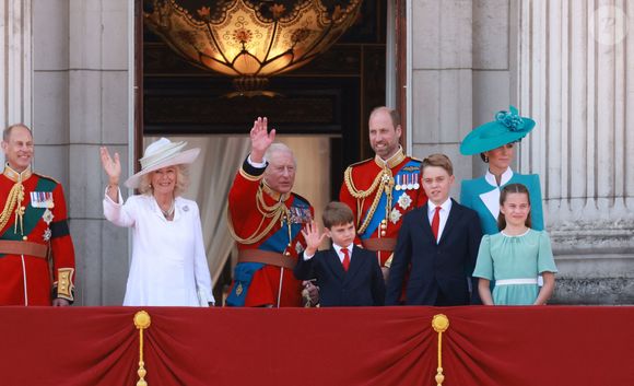 Le prince Edward, duc d'Edimbourg, Le roi Charles III d'Angleterre et Camilla Parker Bowles, reine consort d'Angleterre, Le prince Louis de Galles, Le prince George de Galles, Le prince William, prince de Galles, Catherine (Kate) Middleton, princesse de Galles, La princesse Charlotte de Galles - Les membres de la famille royale britannique au balcon de Buckingham Palace lors de la cérémonie Trooping the Colour à Londres, le 14 juin 2025. Affecté par le crash du Boeing 787 Dreamliner à Ahmedabad du 12 juin, le souverain et les officiels porteront un brassard noir en hommage aux plus de 270 victimes. Bon nombre d'elles étaient des ressortissants britanniques.
© Mirrorpix / Bestimage