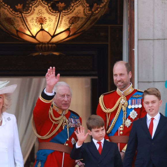 Le prince Edward, duc d'Edimbourg, Le roi Charles III d'Angleterre et Camilla Parker Bowles, reine consort d'Angleterre, Le prince Louis de Galles, Le prince George de Galles, Le prince William, prince de Galles, Catherine (Kate) Middleton, princesse de Galles, La princesse Charlotte de Galles - Les membres de la famille royale britannique au balcon de Buckingham Palace lors de la cérémonie Trooping the Colour à Londres, le 14 juin 2025. Affecté par le crash du Boeing 787 Dreamliner à Ahmedabad du 12 juin, le souverain et les officiels porteront un brassard noir en hommage aux plus de 270 victimes. Bon nombre d'elles étaient des ressortissants britanniques.
© Mirrorpix / Bestimage