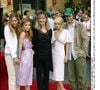 Le début de leur carrière a été marqué par des succès cinématographiques et télévisuels...

Mary-Kate et Ashley Olsen entourées de membres de leur famille lors de l'inauguration de leur étoile sur le Hollywood Walk of Fame, à Los Angeles, le 30 avril 2004. Alain Rolland / Maxima Prod / Bestimage