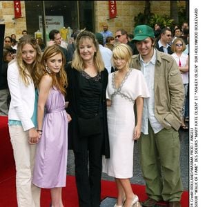 Le début de leur carrière a été marqué par des succès cinématographiques et télévisuels...

Mary-Kate et Ashley Olsen entourées de membres de leur famille lors de l'inauguration de leur étoile sur le Hollywood Walk of Fame, à Los Angeles, le 30 avril 2004. Alain Rolland / Maxima Prod / Bestimage