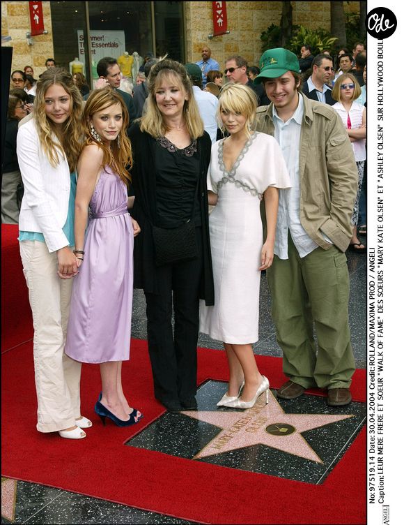 Le début de leur carrière a été marqué par des succès cinématographiques et télévisuels...

Mary-Kate et Ashley Olsen entourées de membres de leur famille lors de l'inauguration de leur étoile sur le Hollywood Walk of Fame, à Los Angeles, le 30 avril 2004. Alain Rolland / Maxima Prod / Bestimage