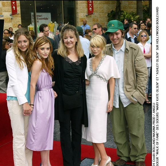 Le début de leur carrière a été marqué par des succès cinématographiques et télévisuels...

Mary-Kate et Ashley Olsen entourées de membres de leur famille lors de l'inauguration de leur étoile sur le Hollywood Walk of Fame, à Los Angeles, le 30 avril 2004. Alain Rolland / Maxima Prod / Bestimage