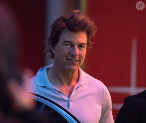 En effet, les deux amants ont été aperçus à Londres dans un hélicoptère, à une date plus qu'importante : l'anniversaire de l'actrice de Blonde.

Tom Cruise à Londres Backgrid UK/ Bestimage