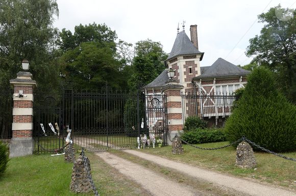 Illustration au domaine de Douchy après l'annonce de la mort de Alain Delon le 18 août 2024
©Agence / Bestimage