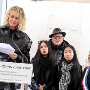 Laeticia Hallyday, ses filles Joy et Jade, Jean-Claude Camus, Delphine Burkli, maire du 9ème arrondissement, lors de l'inauguration d'une plaque commémorative en hommage à Johnny Hallyday devant l'immeuble où le chanteur français a grandi dans le 9ème arrondissement de Paris, France, le 22 décembre 2023. © Dominique Jacovides/Bestimage