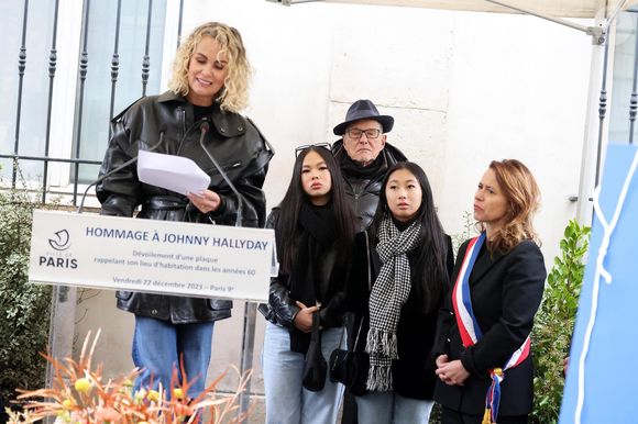 Laeticia Hallyday, ses filles Joy et Jade, Jean-Claude Camus, Delphine Burkli, maire du 9ème arrondissement, lors de l'inauguration d'une plaque commémorative en hommage à Johnny Hallyday devant l'immeuble où le chanteur français a grandi dans le 9ème arrondissement de Paris, France, le 22 décembre 2023. © Dominique Jacovides/Bestimage