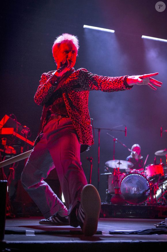 Et il sera malheureusement séparé de son enfant une bonne partie de 2025.

Alex Kapranos - Le groupe Franz Ferdinand en concert au Palladium à Cologne. Le 5 mars 2018
