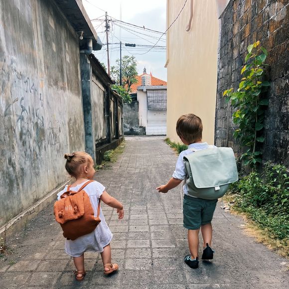 Leurs deux enfants, Noé et Cali sont scolarisés là-bas pour tout l'année scolaire 2024-2026.

Freddy, l'ancien candidat de Koh-Lanta est parti vivre à Bali avec sa femme Morgane et leurs enfants