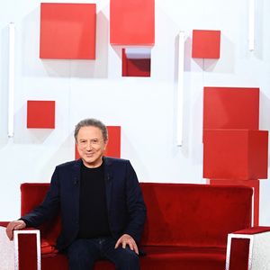 Exclusif - Michel Drucker sur le plateau de l'émission "Vivement dimanche", diffusée sur France 3 le 7 septembre 2025. Paris, le 2 septembre 2025. 
© Guillaume Gaffiot / Bestimage