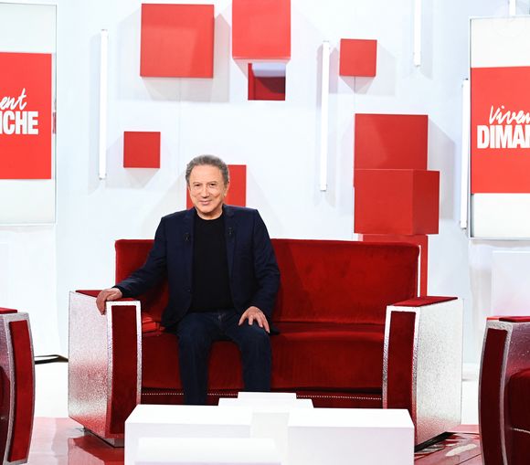 Exclusif - Michel Drucker sur le plateau de l'émission "Vivement dimanche", diffusée sur France 3 le 7 septembre 2025. Paris, le 2 septembre 2025. 
© Guillaume Gaffiot / Bestimage