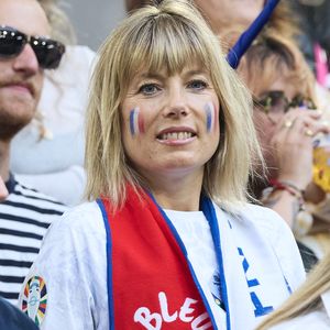 Et de partager sa propre expérience : "J'y suis allée très lentement et avec le temps et avec beaucoup d'amour, on s'est trouvées et franchement Nina, c'est comme ma fille. Je l'aime".

Mélanie Page - Célébrités dans les tribunes du match du groupe D de l'Euro 2024 entre l'équipe de France face à l'Autriche (1-0) à Dusseldorf en Allemagne le 17 juin 2024. © Cyril Moreau/Bestimage