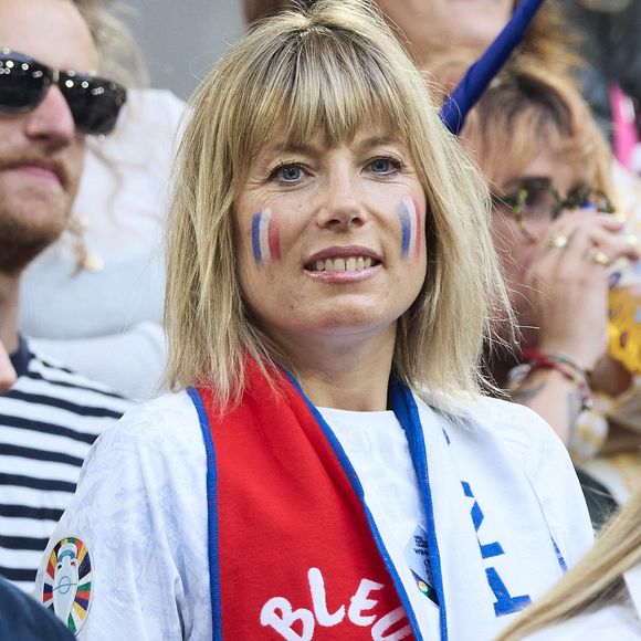 Et de partager sa propre expérience : "J'y suis allée très lentement et avec le temps et avec beaucoup d'amour, on s'est trouvées et franchement Nina, c'est comme ma fille. Je l'aime".

Mélanie Page - Célébrités dans les tribunes du match du groupe D de l'Euro 2024 entre l'équipe de France face à l'Autriche (1-0) à Dusseldorf en Allemagne le 17 juin 2024. © Cyril Moreau/Bestimage