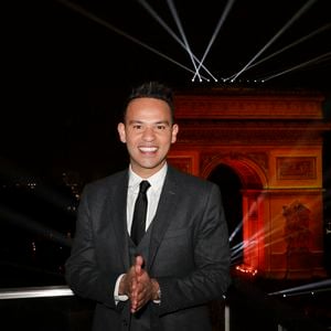Mohamed Bouhafsi en backstage de l’émission "La grande soirée du 31 décembre de Paris" diffusée sur France 2 sur les Champs-Elysées à Paris, France, le 31 décembre 2024.  © Clovis-Tribeca/Bestimage