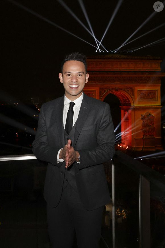 Mohamed Bouhafsi en backstage de l’émission "La grande soirée du 31 décembre de Paris" diffusée sur France 2 sur les Champs-Elysées à Paris, France, le 31 décembre 2024.  © Clovis-Tribeca/Bestimage