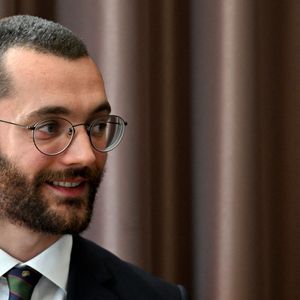 Louis Sarkozy a dédicacé son nouveau livre "Napoléon Bonaparte, l'empire des livres" dans le cadre de la Semaine du Libraire à Menton où il a ensuite participé à une conférence sur Napoléon, le 15 mai 2025. © Bruno Bebert/Bestimage