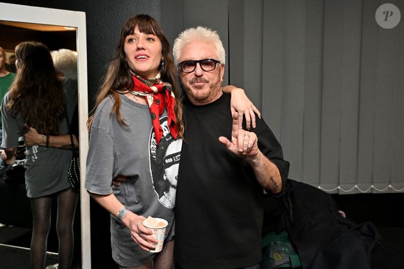 Exclusif - Marc Cerrone et sa fille Maora après le concert - Marc Cerrone, le célèbre batteur, compositeur, producteur français, a triomphé avec son concert "Cerrone Electro Symphonic Orchestra" accompagné par l'Orchestre national de Cannes pour l'ouverture du festival "C'est Pas Classique" organisé par le Conseil Départemental des Alpes-Maritimes, à la salle Nikaïa, à Nice le 3 novembre 2023. © Bruno Bebert/Bestimage