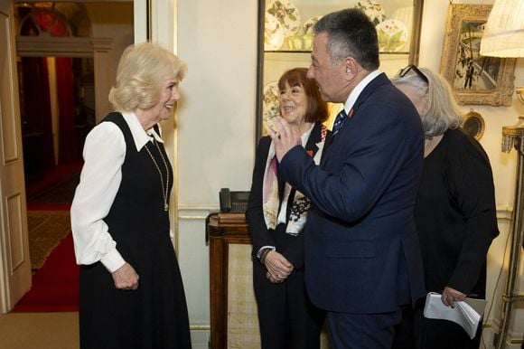 La reine Camilla (à gauche) reçoit Madame Gisèle Pelicot (au centre) et Jean-Loup Agopian (à droite) lors d'une audience à Clarence House à Londres. Date de la photo : lundi 23 février 2026.
Aaron Chown/PA Wire : Aaron Chown/PA Wire