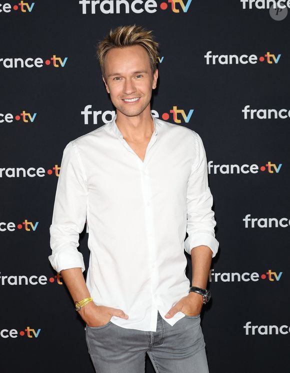 De son côté, Cyril Féraud conserve d'autres émissions phares et s'apprête surtout à succéder à Olivier Minne à la présentation de Fort Boyard.

Cyril Féraud au photocall pour la conférence de presse de rentrée de France TV à la Grande Halle de la Villette à Paris, France, le 11 juillet 2023. © Coadic Guirec/Bestimage