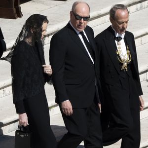 Le prince Albert II de Monaco et la princesse Charlène de Monaco - Les dirigeants et les têtes couronnées, venus du monde entier, assistent aux funérailles du pape François sur la place Saint-Pierre au Vatican à Rome, le 26 avril 2025.  © Inside : PsnewZ / Bestimage