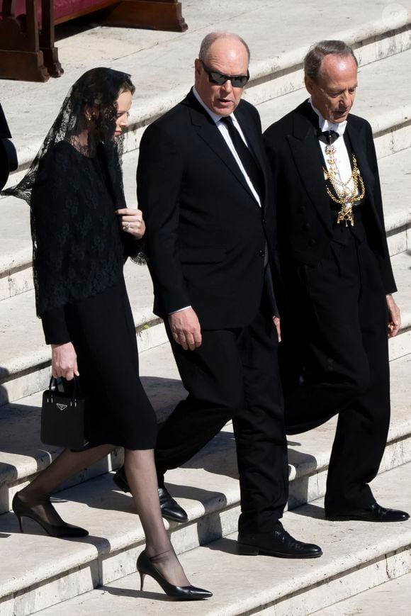 Le prince Albert II de Monaco et la princesse Charlène de Monaco - Les dirigeants et les têtes couronnées, venus du monde entier, assistent aux funérailles du pape François sur la place Saint-Pierre au Vatican à Rome, le 26 avril 2025. © Inside : PsnewZ / Bestimage