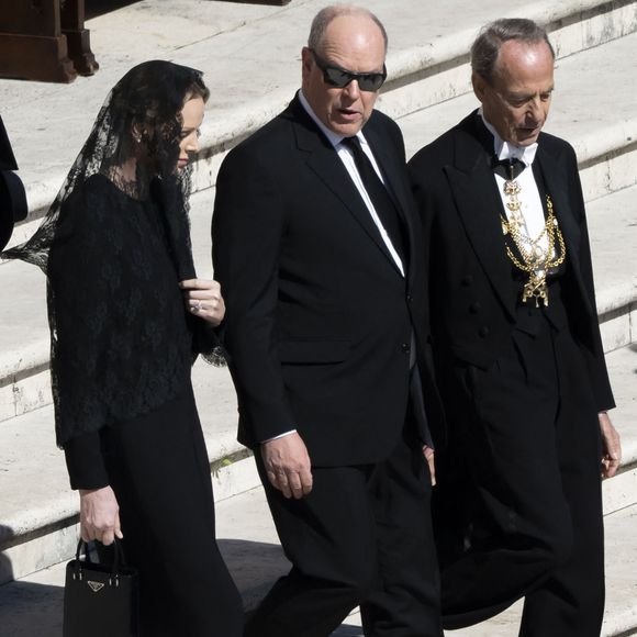 Le prince Albert II de Monaco et la princesse Charlène de Monaco - Les dirigeants et les têtes couronnées, venus du monde entier, assistent aux funérailles du pape François sur la place Saint-Pierre au Vatican à Rome, le 26 avril 2025.  © Inside : PsnewZ / Bestimage