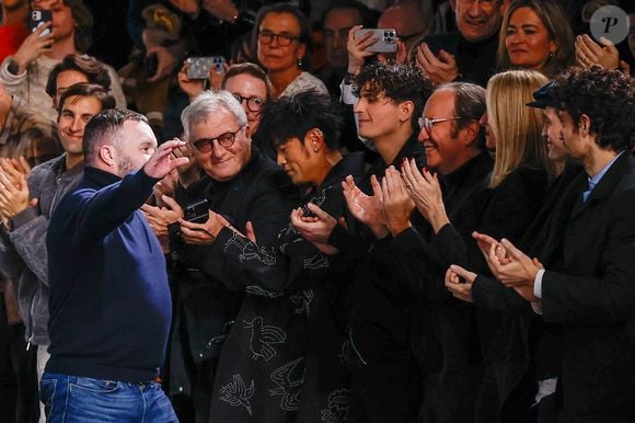 Il a été acté vendredi dans un communiqué par la maison de couture
Le créateur de mode Kim Jones, Xavier Niel et Delphine Arnault - Défilé Dior Homme à l'École-Militaire lors de la semaine de la mode masculine automne/hiver 2025-2026 à Paris, France, le 24 janvier 2025.
