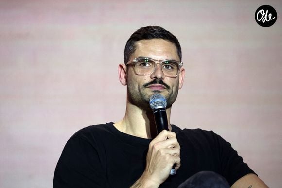 "Moi je suis à l’aise avec ça. J’ai économisé quand j’étais plus jeune et j’ai encore des contrats. Je ne crois pas avoir besoin de beaucoup d’argent pour être heureux", a-t-il poursuivi. Mais qu’est-ce qui fait la véritable richesse de Florent Manaudou ?

Florent Manaudou en conférence lors du 49ème Congrès Sélectour à l'hôtel Grand Hyatt à Doha au Qatar. Le 28 novembre 2024 © PsnewZ / Bestimage