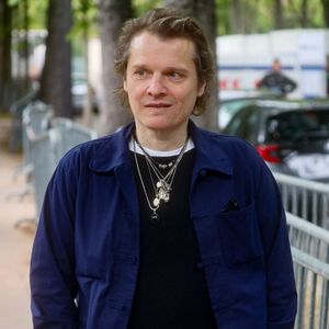 Ce périple lointain et déconnecté de la modernité a profondément marqué la vie et l'inspiration du chanteur.

Benabar - Arrivées à l'enregistrement de l'émission "Vivement dimanche", à Paris, le 30 avril 2024. 

© Christophe Clovis/Bestimage