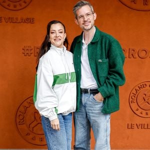 Camille Lellouche et Quentin Amiot au photocall du village lors des Internationaux de France de Tennis de Roland Garros 2026, à Paris, France, le 4 juin 2026. © Jacovides-Moreau/Bestimage