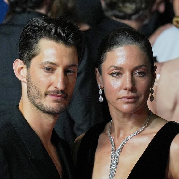 Pierre Niney et sa compagne Natasha Andrews à la montée des marches du film "Le comte de Monte-Cristo" lors du 77ème Festival International du Film de Cannes, au Palais des Festivals à Cannes, France, le 22 mai 2024.