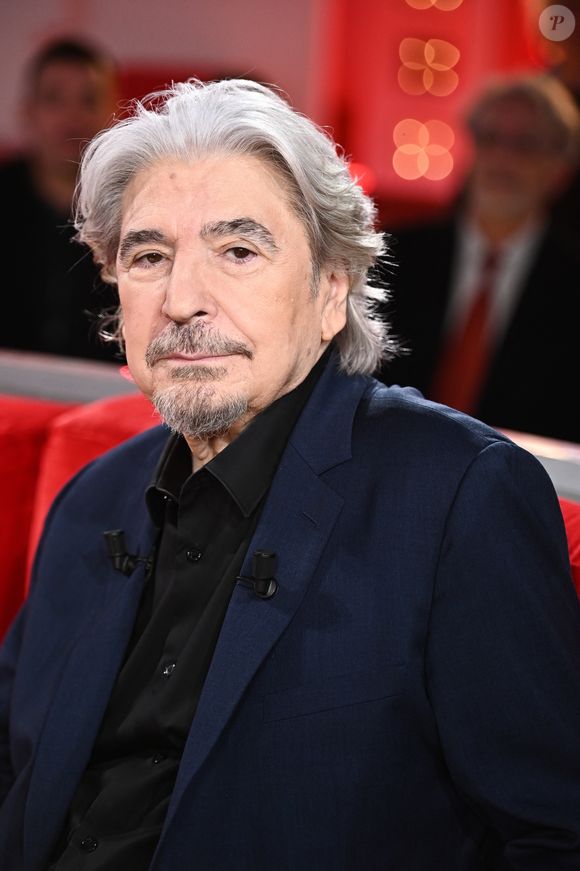 Serge Lama - Enregistrement de l'émission "Vivement dimanche" au studio Gabriel à Paris le 23 janvier 2024, diffusée le 11 février 2024 sur France 3.
© Guillaume Gaffiot / Bestimage