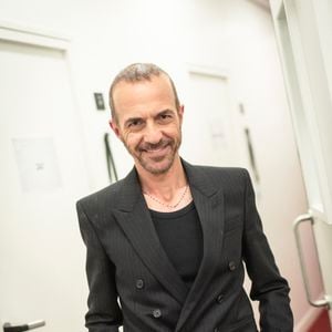 Exclusif - Calogero en backstage de l'enregistrement de l'émission "Serge Lama, le dernier rappel" présentée par F. Bollaert, diffusée le vendredi 21 novembre 2025 sur France 3 à 21h10, au théâtre Marigny à Paris, France, le 29 avril 2025. © Clovis-Moreau/Bestimage