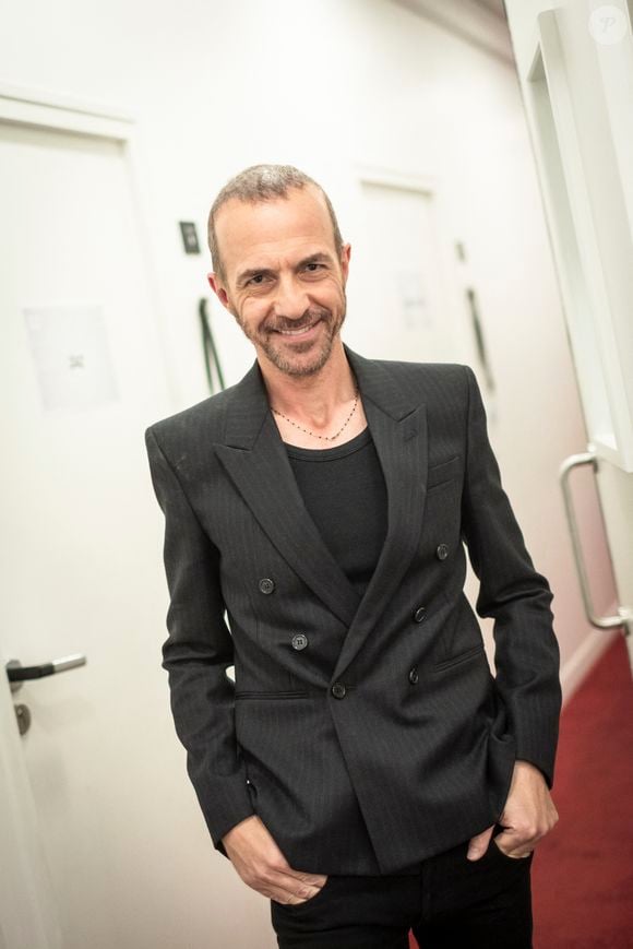Exclusif - Calogero en backstage de l'enregistrement de l'émission "Serge Lama, le dernier rappel" présentée par F. Bollaert, diffusée le vendredi 21 novembre 2025 sur France 3 à 21h10, au théâtre Marigny à Paris, France, le 29 avril 2025. © Clovis-Moreau/Bestimage