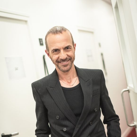 Exclusif - Calogero en backstage de l'enregistrement de l'émission "Serge Lama, le dernier rappel" présentée par F. Bollaert, diffusée le vendredi 21 novembre 2025 sur France 3 à 21h10, au théâtre Marigny à Paris, France, le 29 avril 2025. © Clovis-Moreau/Bestimage