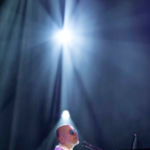 Pascal Obispo au concert du gala des 20 ans de la fondation Recherche Alzheimer "Deux générations chantent pour la 3e" à l'Olympia à Paris le 18 mars 2024. © Cyril Moreau / Bestimage