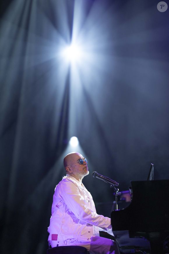 Pascal Obispo au concert du gala des 20 ans de la fondation Recherche Alzheimer "Deux générations chantent pour la 3e" à l'Olympia à Paris le 18 mars 2024. © Cyril Moreau / Bestimage