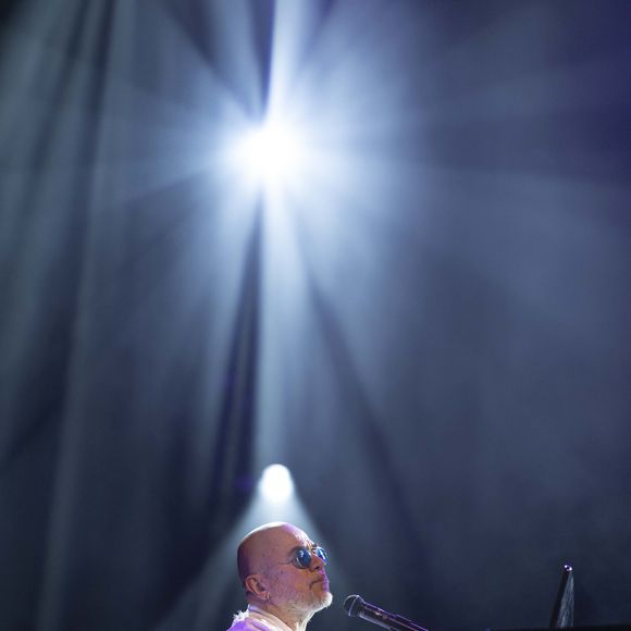 Pascal Obispo au concert du gala des 20 ans de la fondation Recherche Alzheimer "Deux générations chantent pour la 3e" à l'Olympia à Paris le 18 mars 2024. © Cyril Moreau / Bestimage