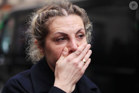 Dans la vraie vie, la comédienne de 49 ans semble aussi avoir son caractère. Pour preuve, elle a d'ailleurs eu plusieurs problèmes avec la justice.

Anne Elisabeth Blateau - Sorties des obsèques de Marion Game en l'église Saint Roch à Paris, France @Bestimage