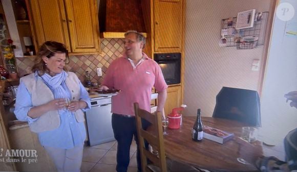 "Le problème c'est que j'ai passé plus de dix ans avec quelqu'un qui cuisinait extrêmement bien. Et il ne faut pas être à deux dans une cuisine, on s'engueule sinon", a-t-elle avancé tandis que Laurent et Laurence s'afféraient derrière les fourneaux.

Laurent accueille ses prétendantes chez lui dans "L'amour est dans le pré"