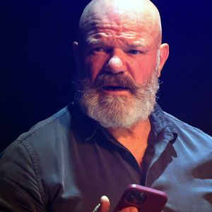 Philippe Etchebest est dans "Top Chef" mais aussi "Cauchemar en cuisine".

Exclusif - C'est pour l'ouverture du "Festival des fous rires de Bordeaux" que le presentateur tv Alex Jaffrey en compagnie du chef cuisinier Philippe Etchebest et de son groupe de rock "Chef and the Gang" presentent un spectacle musical et humoristique. Patrick Bernard-Fabien Cottereau/BESTIMAGE