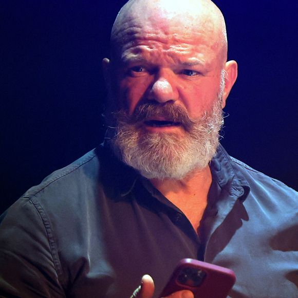 Philippe Etchebest est dans "Top Chef" mais aussi "Cauchemar en cuisine".

Exclusif - C'est pour l'ouverture du "Festival des fous rires de Bordeaux" que le presentateur tv Alex Jaffrey en compagnie du chef cuisinier Philippe Etchebest et de son groupe de rock "Chef and the Gang" presentent un spectacle musical et humoristique. Patrick Bernard-Fabien Cottereau/BESTIMAGE