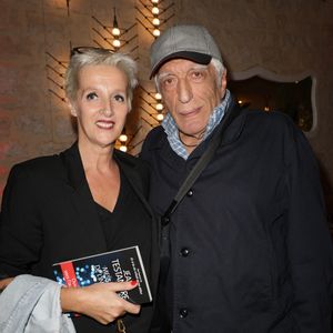 Exclusif - Gérard Darmon et sa femme Christine - Dédicace du livre de Jean Testanière "Messager de l'invisible" avec S.Vartan et V.Jannot chez Paillettes à Paris le 19 septembre 2024. © Coadic Guirec/Bestimage