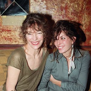 Trois ans après la disparition de Jane Birkin, Lou Doillon a tenu à lui rendre un hommage empreint d'émotion.
Archives : Jane Birkin et Lou Doillon chez Régine @COADIC GUIREC / BESTIMAGE