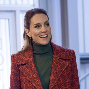 Kate Middleton adopte un look vintage inspiré des années 70 pour une occasion spéciale.

©Alpha Press
Kate Princesse de Galles Catherine Katherine Duchesse de Cambridge Middleton avec le chien Barney en visite de la société Hiut Denim Jeans à Cardigan, Pays de Galles.