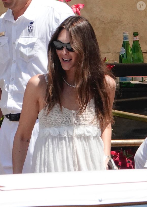 Depuis les sorties du couple se multiplient. Les présentations ont été faites, quelques mois plus tard, l'acteur lui faisait se rencontrer sa mère.

Vittoria Cerreti à Venise pour le mariage de Jeff Bezos, en juillet 2025. Backgrid UK/ Bestimage