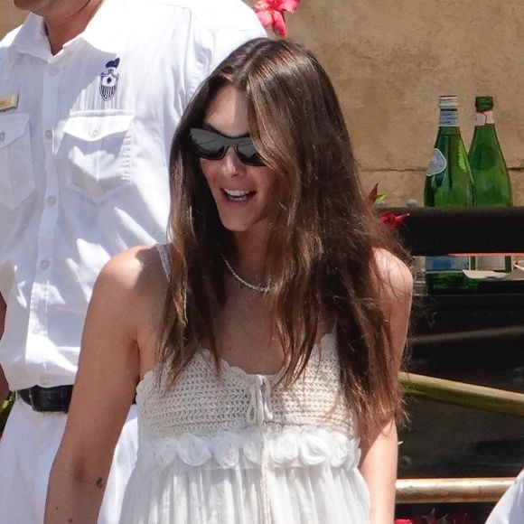 Depuis les sorties du couple se multiplient. Les présentations ont été faites, quelques mois plus tard, l'acteur lui faisait se rencontrer sa mère.

Vittoria Cerreti à Venise pour le mariage de Jeff Bezos, en juillet 2025. Backgrid UK/ Bestimage