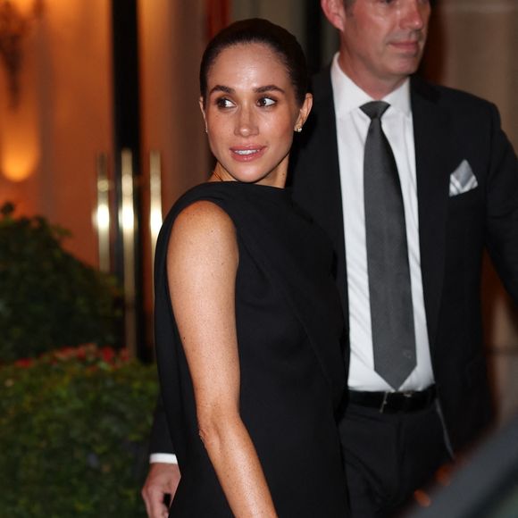 Paris, FRANCE  Meghan Markle, la duchesse de Sussex, a été aperçue quittant l'Hôtel Plaza Athénée à Paris, resplendissante dans une élégante robe noire. Backgrid USA / Bestimage