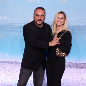 François-Xavier Demaison et sa femme Anaïs Tihay - Tapis rouge lors de la 7ème édition du festival Cinéroman à Nice le 1er Octobre 2025. © Bebert-Jacovides/Bestimage