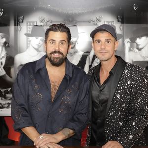Artus, Philippe Shangti, lors de la présentation de l'œuvre "No Judgement here" de Philippe Shangti avec l'équipe du film "Un p'tit truc en plus" au studio Harcourt à Paris le 4 juin 2025. © Jack Tribeca / Bestimage